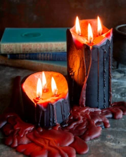 Schwarze Stumpenkerze Mit Vampir Blut 7,5cm -Halloween Serien Geschäft blutende schwarze vampir stumpenkerze black vampire pillar candle with blood tears 50663 02