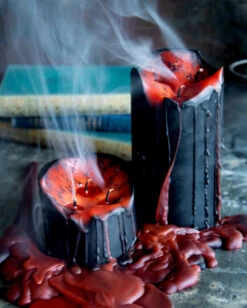 Schwarze Stumpenkerze Mit Vampir Blut 7,5cm -Halloween Serien Geschäft blutende schwarze vampir stumpenkerze black vampire pillar candle with blood tears 50663 03