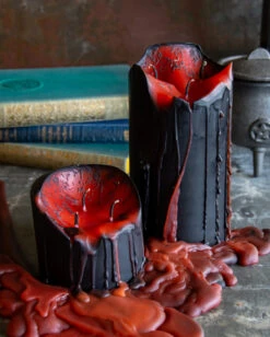 Schwarze Stumpenkerze Mit Vampir Blut 7,5cm -Halloween Serien Geschäft blutende schwarze vampir stumpenkerze black vampire pillar candle with blood tears 50663 041