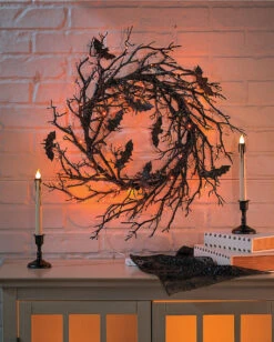 Schwarzer Gothic Kranz Mit Fledermäusen & LED Licht -Halloween Serien Geschäft schwarzer halloween kranz mit fledermaeusen und licht light up black bat wreath halloween decoration 51527 02