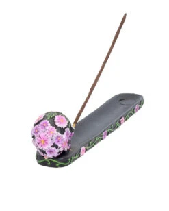 Sugar Skull Mit Blumen Räucherstäbchen Halter -Halloween Serien Geschäft sugar skull mit flowers raeucherstaebchen halter sugar skull with flowers incense burner 50735 05